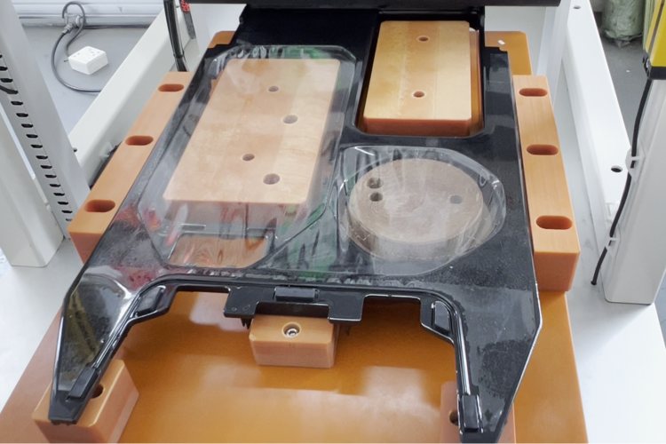 這款汽車中框貼膜機(jī)，讓貼膜效率提升200%